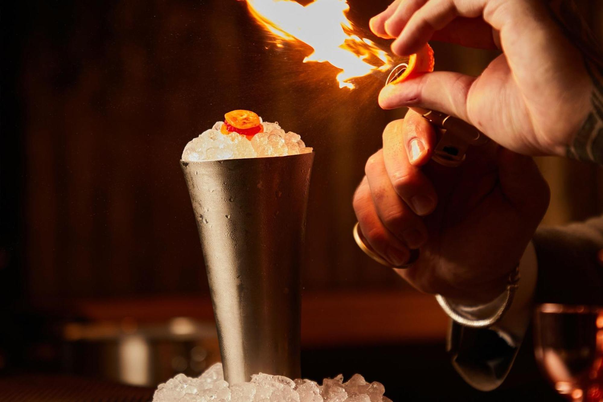 The Dubai Edition 외부 사진 Flaming the cocktail