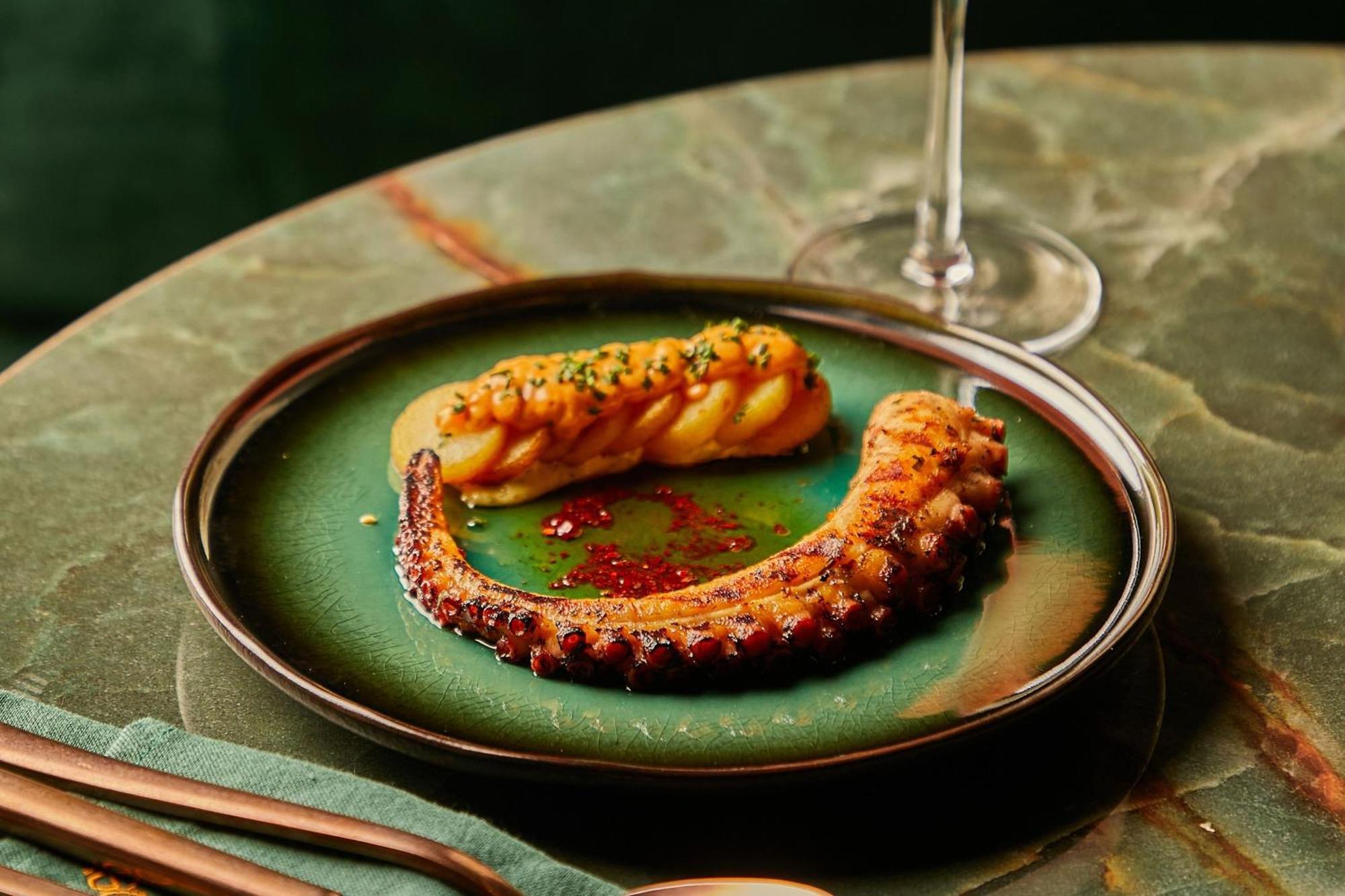 The Dubai Edition 외부 사진 Octopus prepared in the Portuguese style