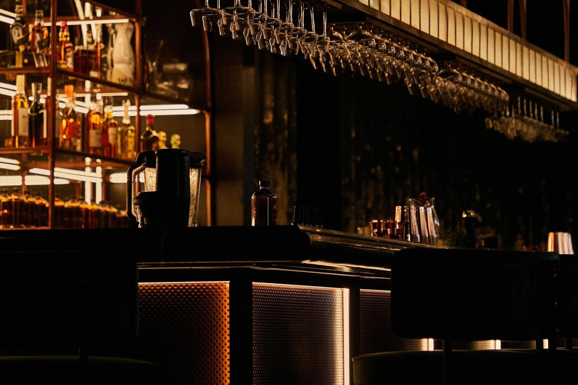 The Dubai Edition 외부 사진 The bar at the London Edition