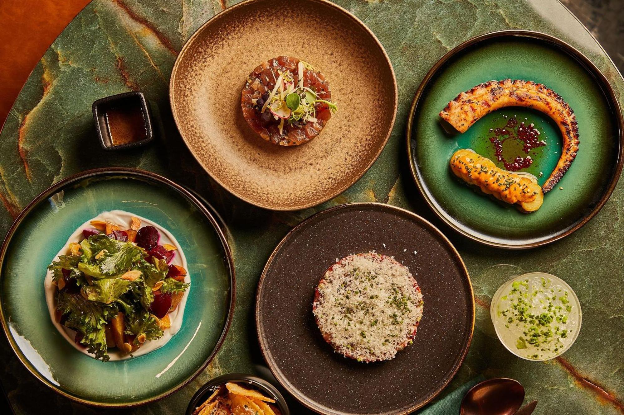 The Dubai Edition 외부 사진 Dishes at the restaurant