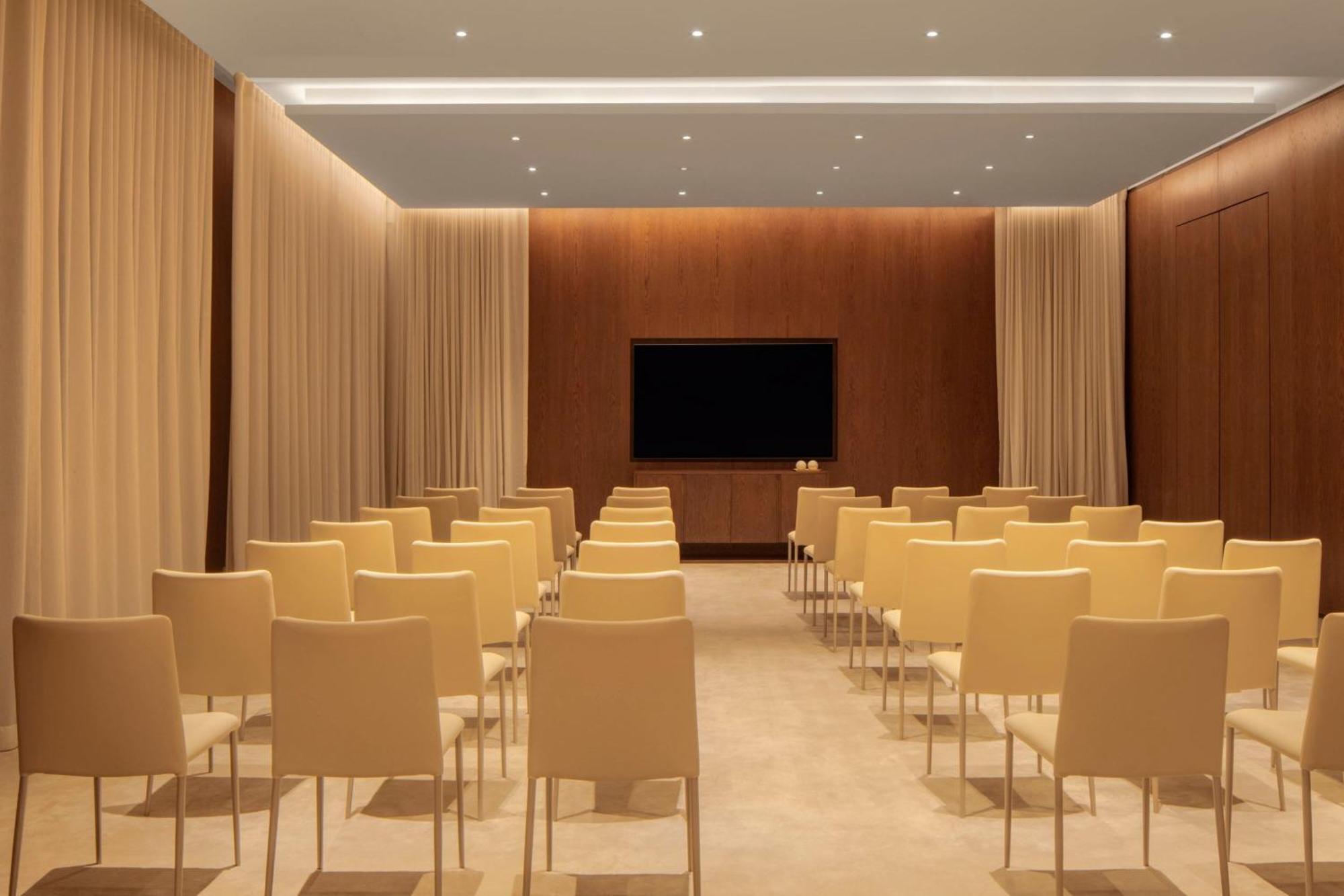 The Dubai Edition 외부 사진 The meeting room