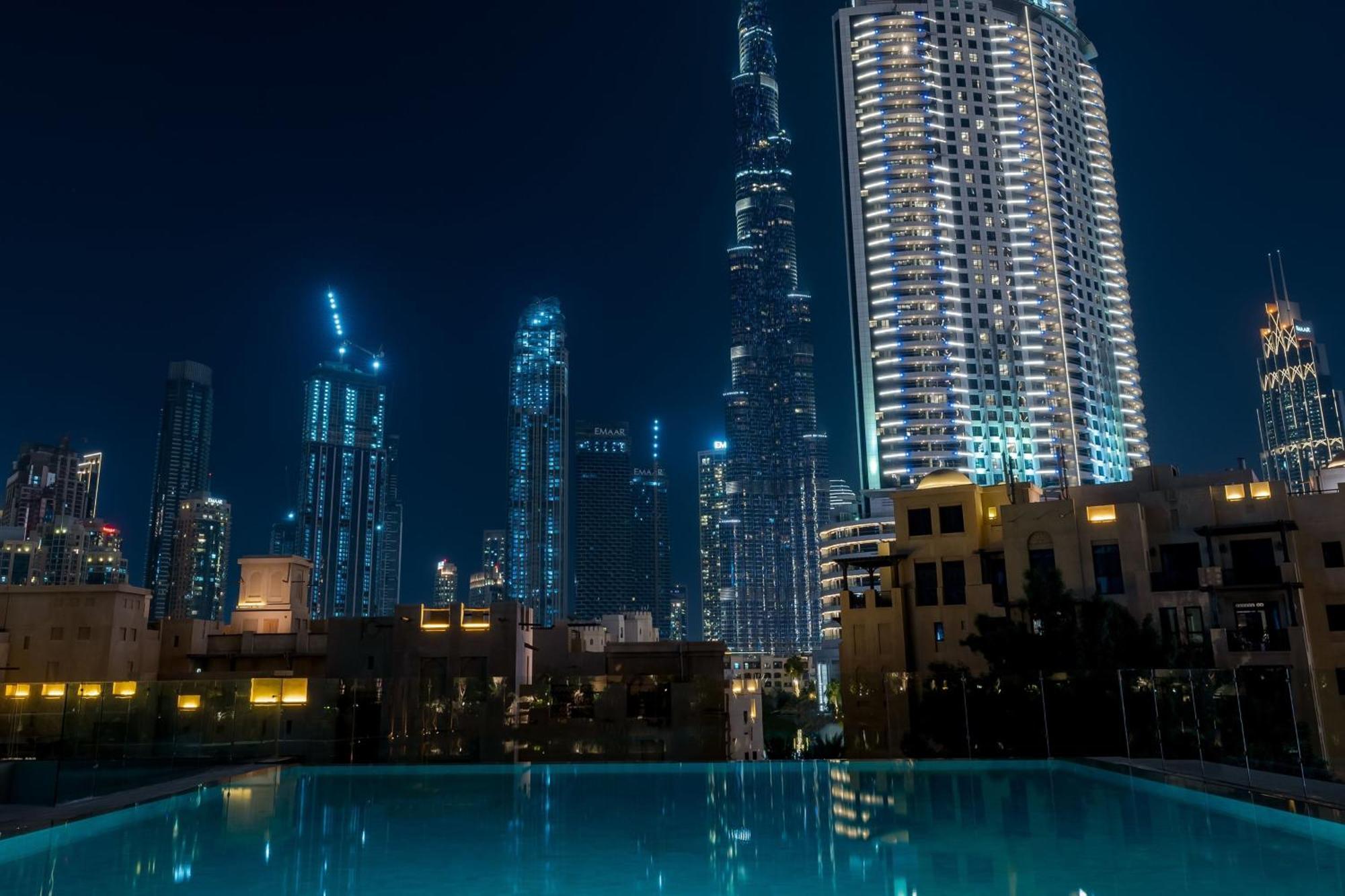 The Dubai Edition 외부 사진 View of the complex at night