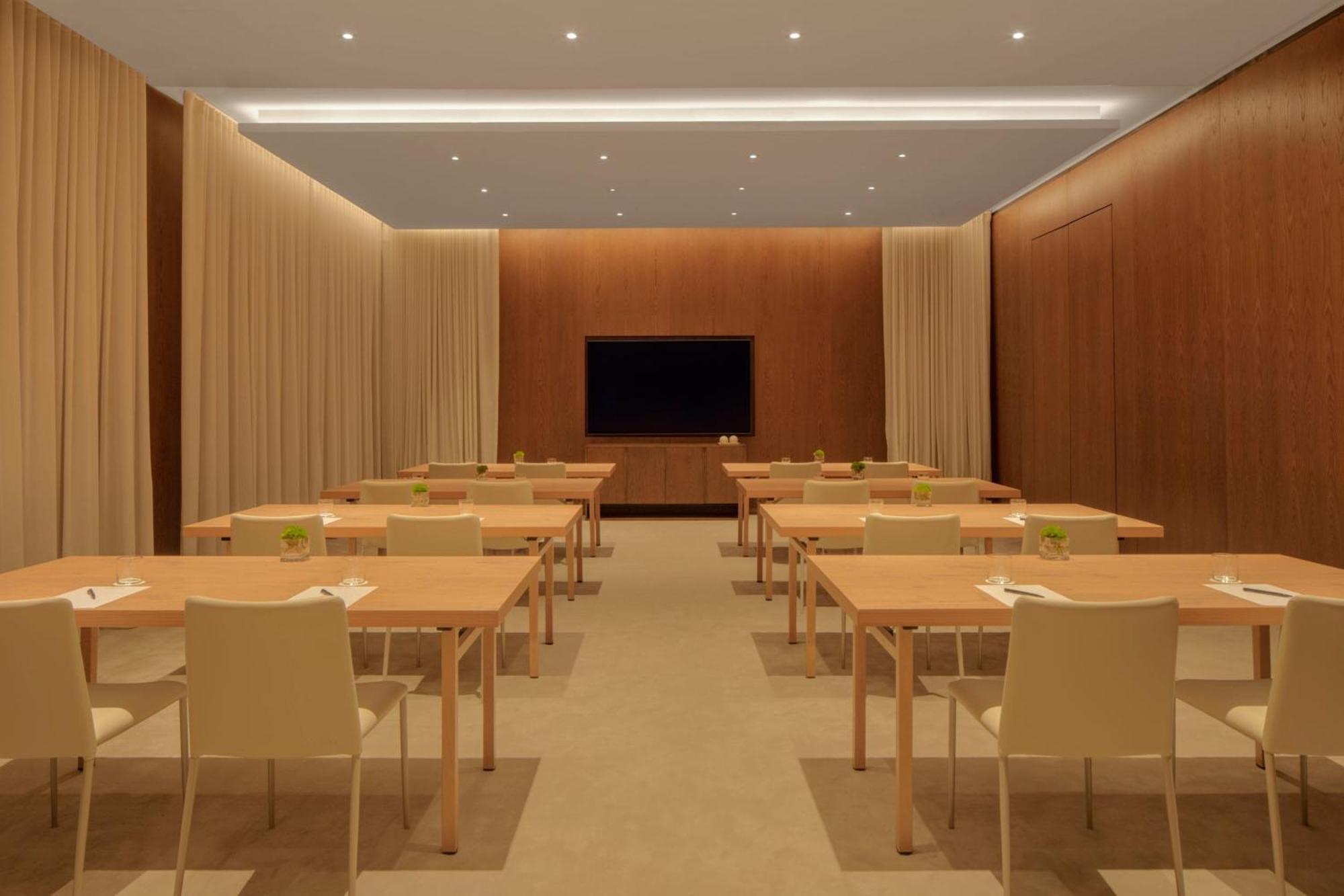 The Dubai Edition 외부 사진 A meeting room