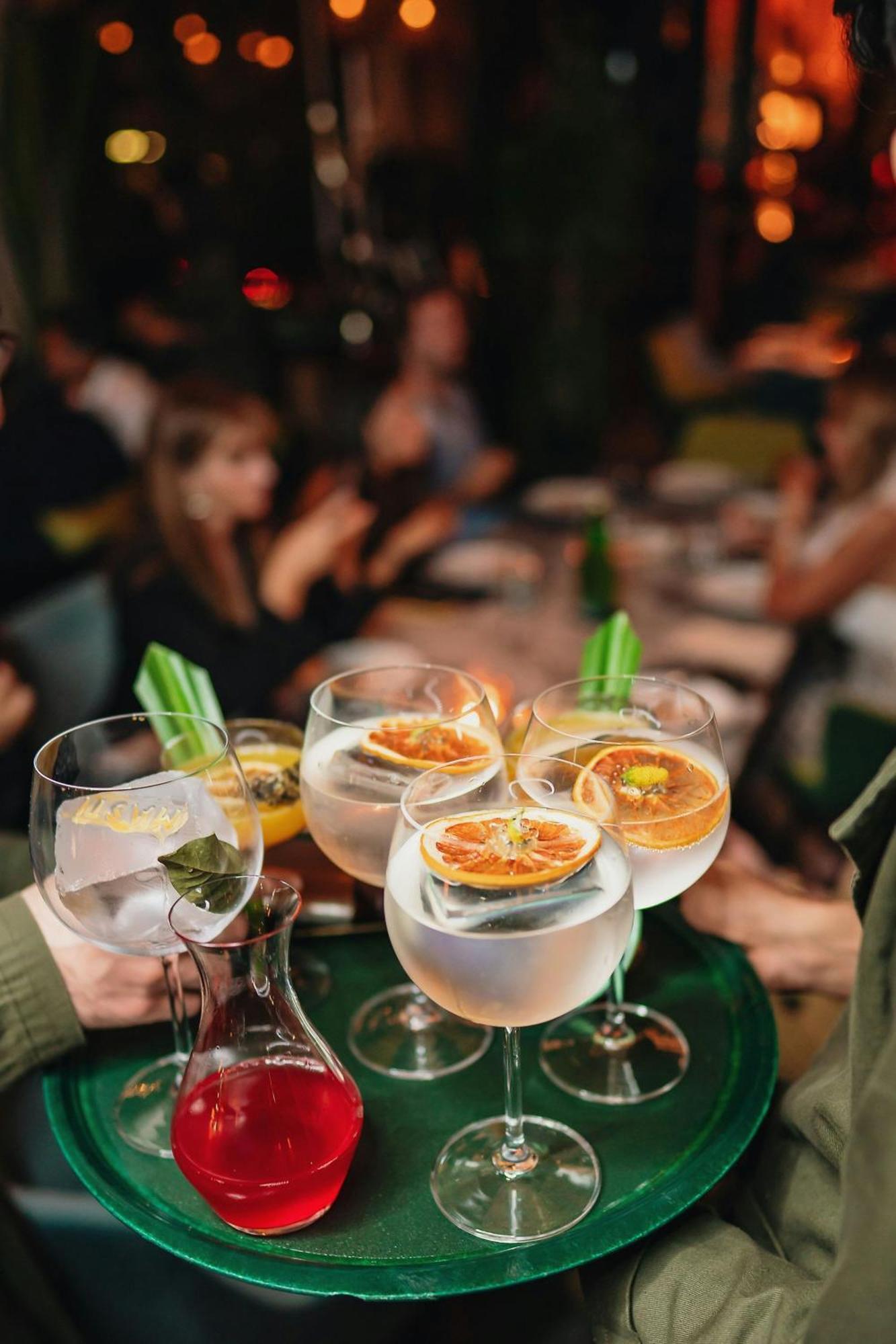 The Dubai Edition 외부 사진 Gin and tonic