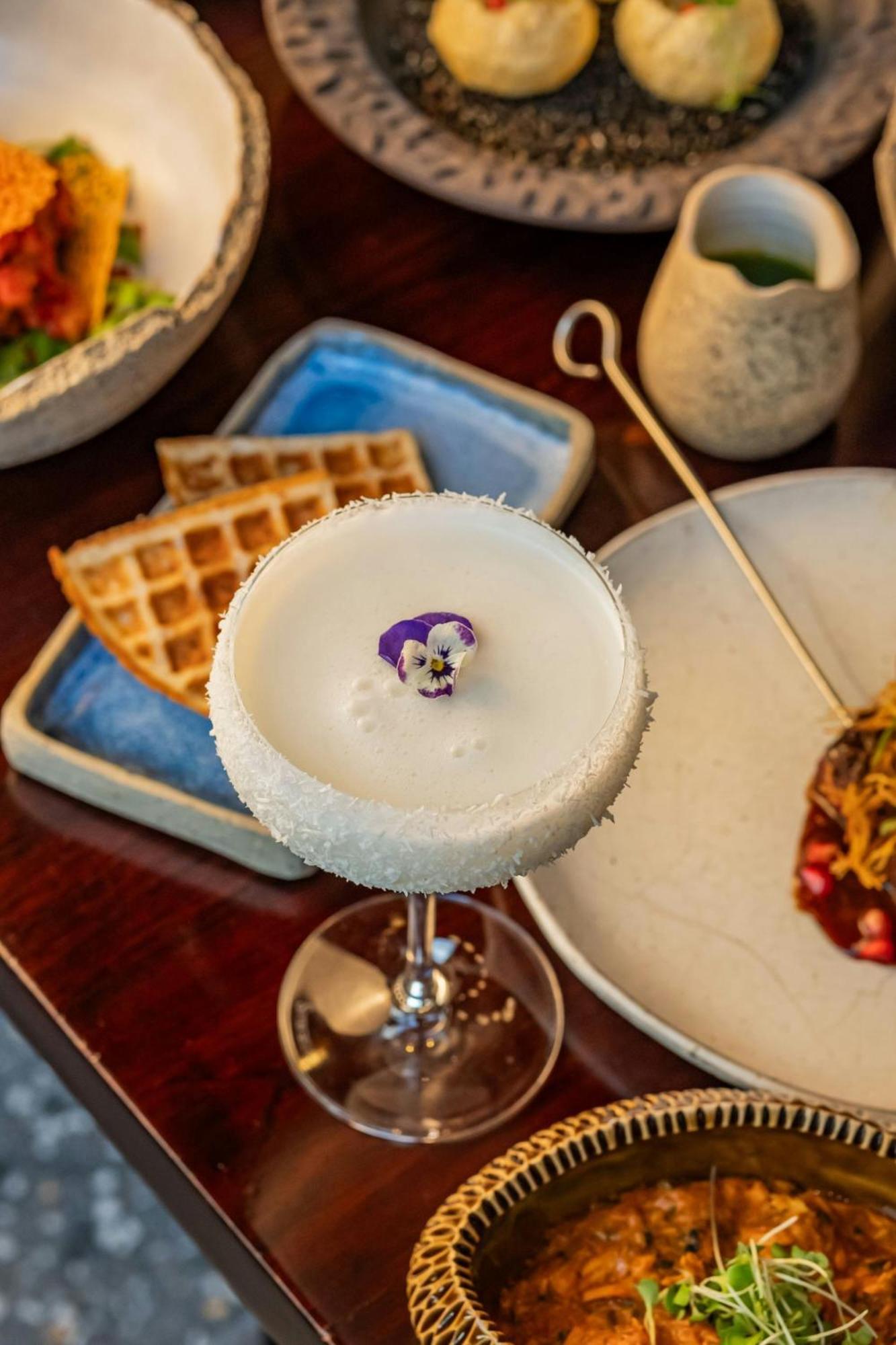 The Dubai Edition 외부 사진 A cocktail at the restaurant